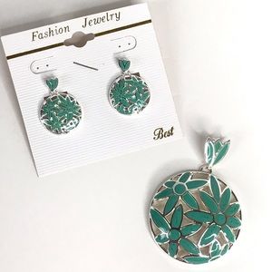 SALE ♦️ 3/$25 Set Earrings Pendant Floral Pierced